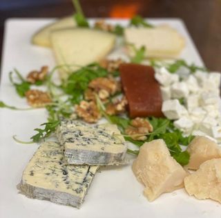 TABLA DE QUESOS Y FOCACCIA