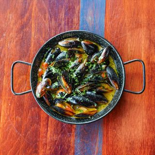 Scoici in sos de vin alb