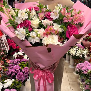 Букет с 9 бр. Рози и 6 бр. Алстромерии #244