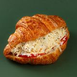 კლასიკური კრუასანი ქათმის სალათით