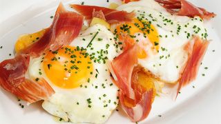 Huevos rotos con jamón (Ración)