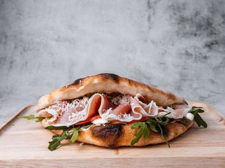 Піца-кишенька з хамоном (230g)