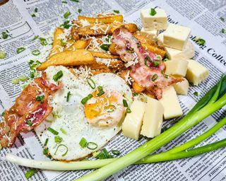 Cartofi pai cu brânză telemea, ou ochi, bacon și ceapă verde