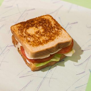 Sándwich De Pechuga, Huevo Y Bacon