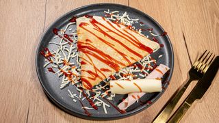 Clatita cu suncă, cașcaval si sos de rosii