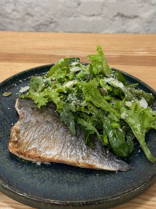 Дорадо з міксом зелені та брокколями (250г)