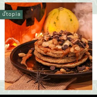 Panqueca de Banana com Caramelo e Pedaços de Snickers