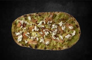 Crema di zucchine, salmone, pepe rosa e burrata