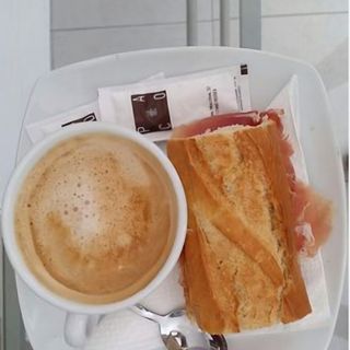 Café con leche y mini bocadillo 
