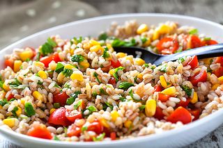 Insalata di orzo perlato con tonno