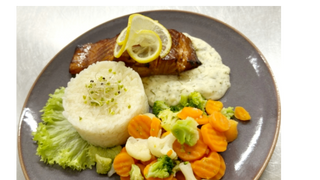 Łosoś w sosie koperkowym