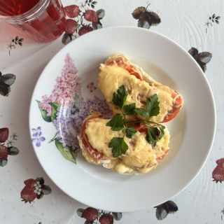 Горячие бутерброды с ветчиной: сыром и помидорами 2 шт.