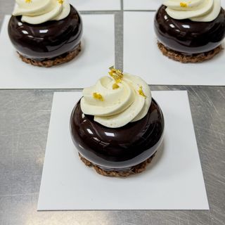 Postre chocolate, naranja y avellanas