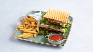 Клаб сэндвич с говядиной + картофелем фри 