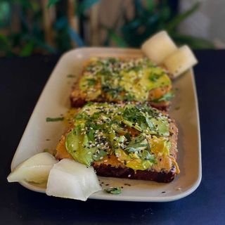 Torrada com Húmus Batata Doce Picante, Abacate E Coentros