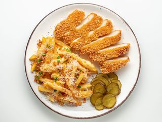 Курячий шніцель з картоплею фрі та сирним соусом