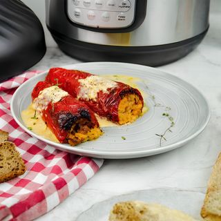 Пълнени Чушки С Кайма и Ориз И Сос Бешамел (350г)