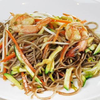 104. Yaki soba con gamberi