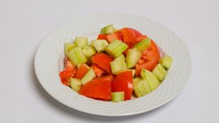 Paradajz i krastavac salata