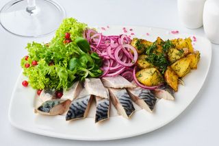 Закуска зі скумбрії і оселедця з печеною картоплею