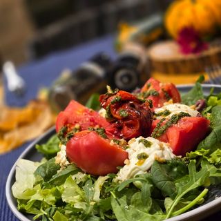 Салата с печена червена чушка и мус от краве сирене