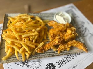 Crispy de pui cu cartofi și sos de usturoi