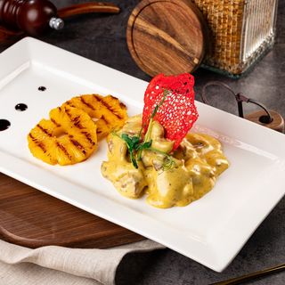 Фрикасе из курицы в сливочном соусе с ананасом-гриль 