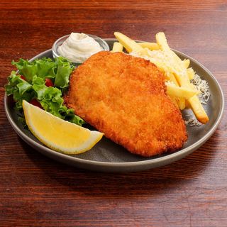 Şniţel de pui cu cartofi pai