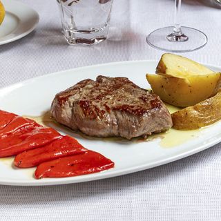 Solomillo de vacuno madurado con pimientos confitados