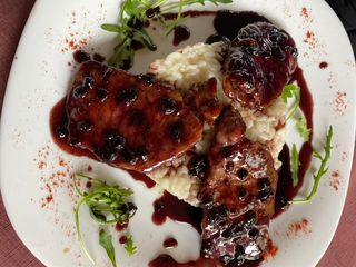 Свинско филе с бял ориз и сладко от боровинки