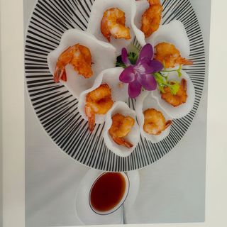 Langostinos Rebozados Servidos Con Salsa De Ciruelas