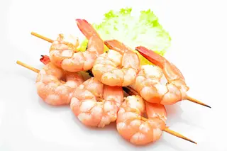 48. Spiedini di gamberi* con salsa satay alla piastra (3pz)