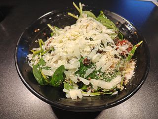 Салата спанак с киноа (300г)