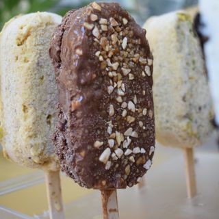 Polo de chocolate con almendras