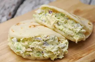 Arepa (Libre de gluten) Reina Pepiada Combínala  a tu gusto 