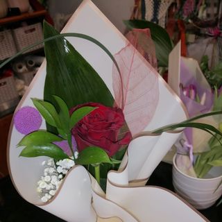 Una rosa roja decorada