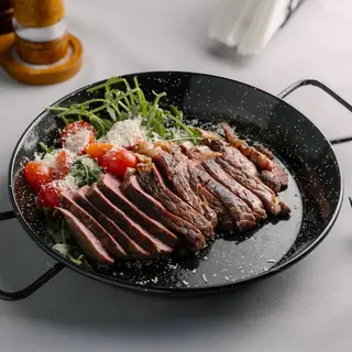Tagliata de vită cu legume pe pat de rucola