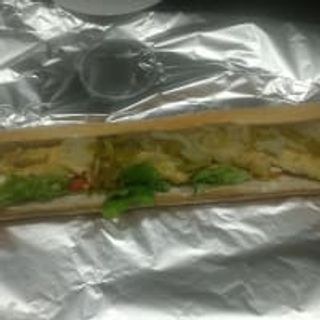 Bocadillo Tortilla Tudela XXL 41 cm (1ud)Tortilla Tradicional  con Salsa Suave, Lechuga, Tomate, Cebolla,  y Pimientos, Natural y Sana + Patatas Fritas (100gr)