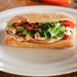 Sandwich cu piept de pui