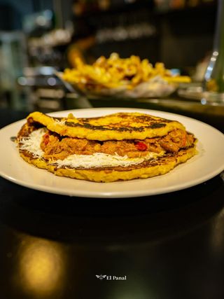 Cachapa de carne mechada y queso