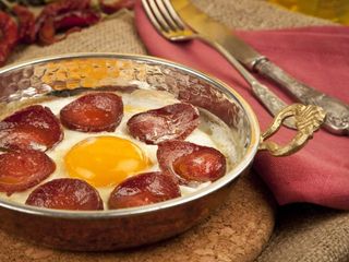 Турски суджук с яйца