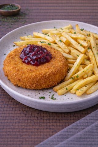 Panierowany ser camembert z żurawiną i frytkami