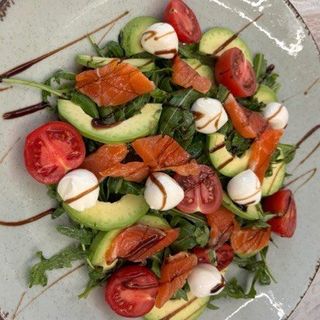 Салат з авокадо, лосось та моцареллою