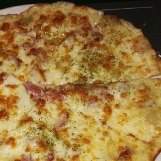 Pizza carbonara (mediana)