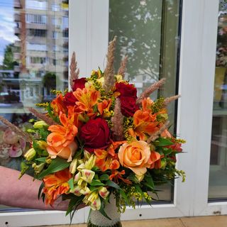 Buchet cu trandafiri si alstroemeria