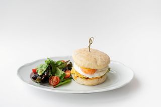 Маффин-бургер с мраморной котлетой и яйцом