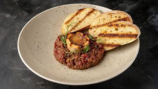 Яловичий тартар з кістковим мозком (180 г)