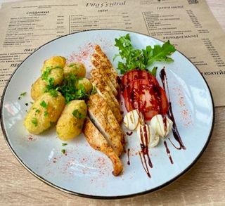 Молода картопля та запечена курка