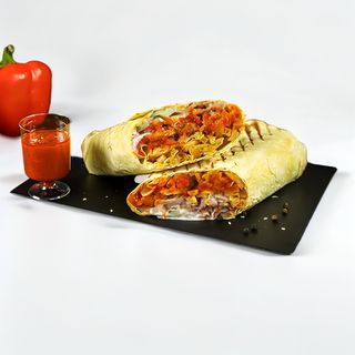 Шаурма с соусом барбекю и курицей