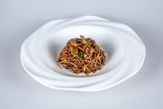 92. Spaghetti soba con manzo, verdure e uova